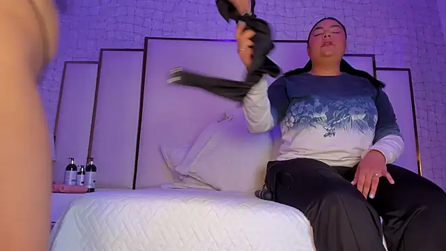 Mia and lexy online show from 11/12/25, 02:45