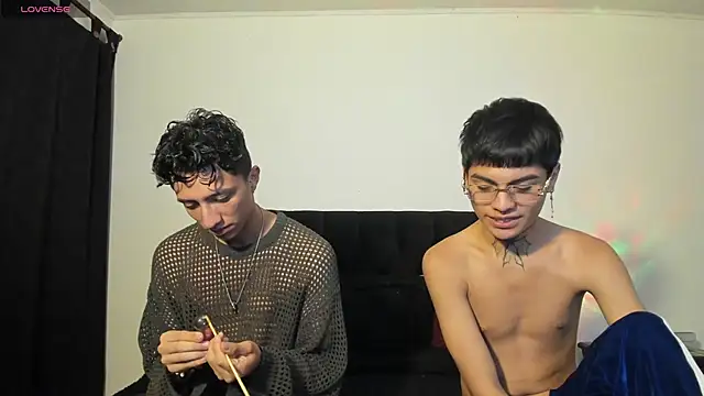 mhatias  online show from 10/21/25, 06:47