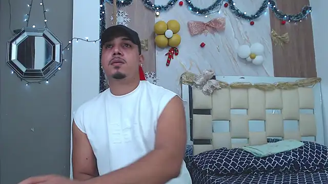 Snapshot of taylor_collins_ chatting on 12/19/25, 11:12 taylor collins online show from 12/19/25, 11:12