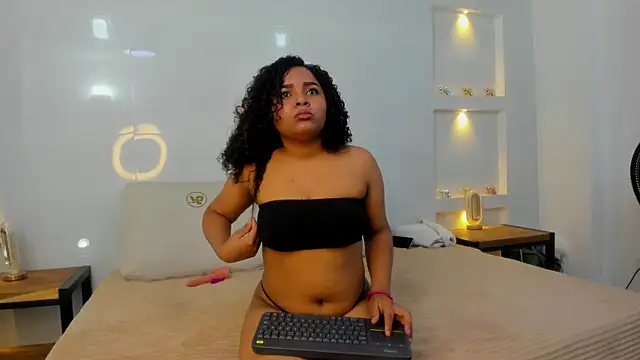 Snapshot of lyana_cowel chatting on 10/14/25, 03:57 lyana cowel online show from 10/14/25, 03:57