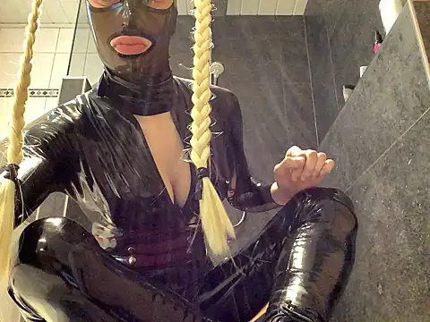 latexluisa online show from 04/15/26, 02:46