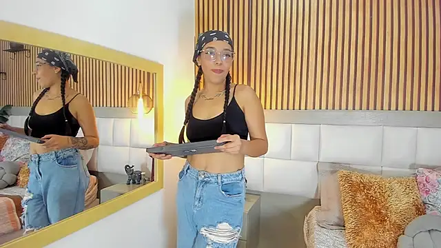 Roseaurora online show from 10/16/25, 12:39