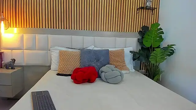 Roseaurora online show from 11/07/25, 12:38