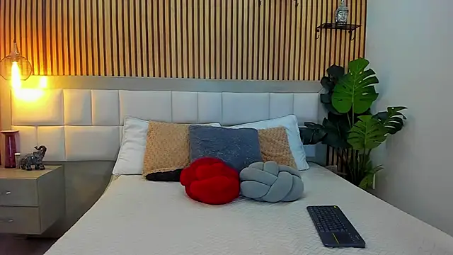 Roseaurora online show from 11/15/25, 12:45