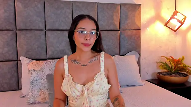 Snapshot of Roseaurora chatting on 06/22/26, 11:18 Roseaurora online show from 06/22/26, 11:18