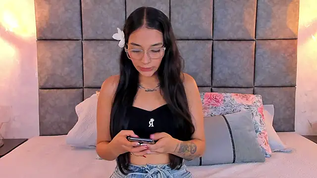 Snapshot of Roseaurora chatting on 07/06/26, 11:18 Roseaurora online show from 07/06/26, 11:18