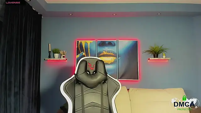 Snapshot of Roxy_foxi chatting on 11/14/25, 01:04 Roxy foxi online show from 11/14/25, 01:04