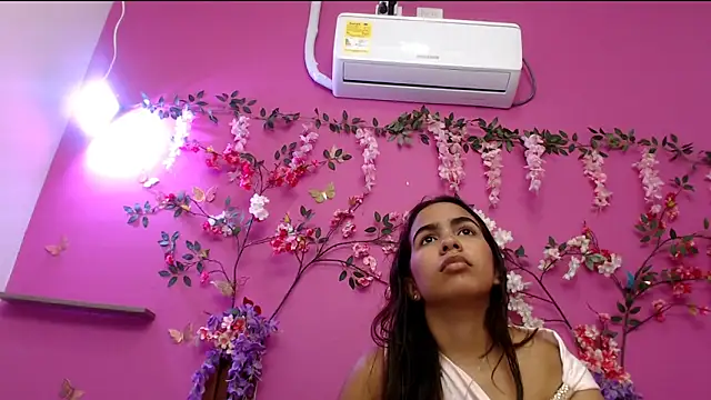skinnysofia18 online show from 05/23/26, 02:21