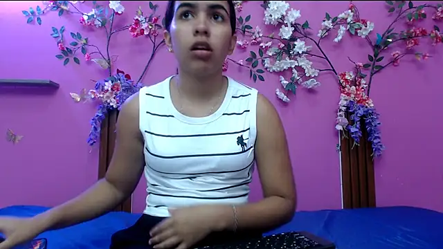 skinnysofia18 online show from 05/25/26, 02:34