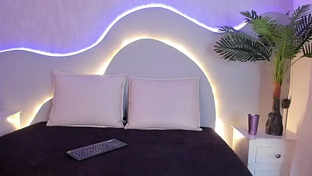 Snapshot of CannelaSmith chatting on 02/04/26, 07:42 CannelaSmith online show from 02/04/26, 07:42