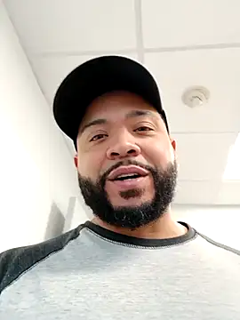 Snapshot of tripping385 chatting on 09/11/25, 12:05 tripping385 online show from 09/11/25, 12:05