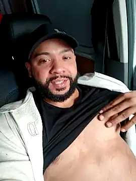 Snapshot of tripping385 chatting on 09/16/25, 12:17 tripping385 online show from 09/16/25, 12:17