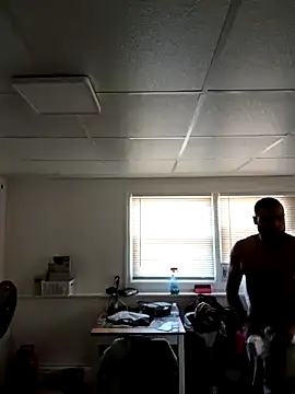 Snapshot of tripping385 chatting on 10/01/25, 04:13 tripping385 online show from 10/01/25, 04:13