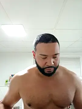 Snapshot of tripping385 chatting on 10/03/25, 10:51 tripping385 online show from 10/03/25, 10:51