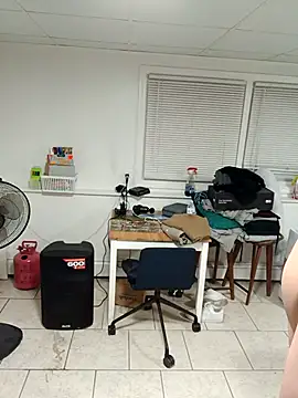 Snapshot of tripping385 chatting on 10/11/25, 02:11 tripping385 online show from 10/11/25, 02:11