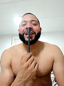 Snapshot of tripping385 chatting on 10/29/25, 02:25 tripping385 online show from 10/29/25, 02:25