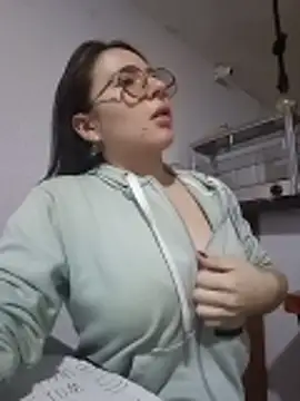 Snapshot of Bella_Sumers chatting on 06/17/26, 03:57 Bella Sumers online show from 06/17/26, 03:57
