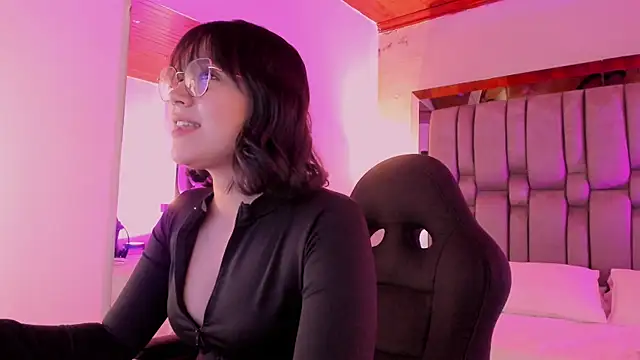 AnnaraLein online show from 12/04/25, 12:42