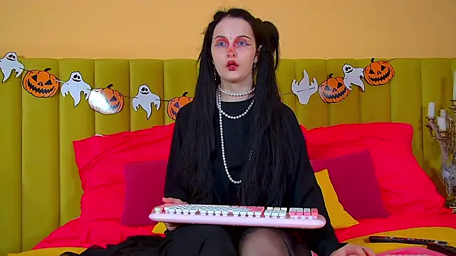 Snapshot of MollyMillsen chatting on 10/29/25, 06:20 MollyMillsen online show from 10/29/25, 06:20