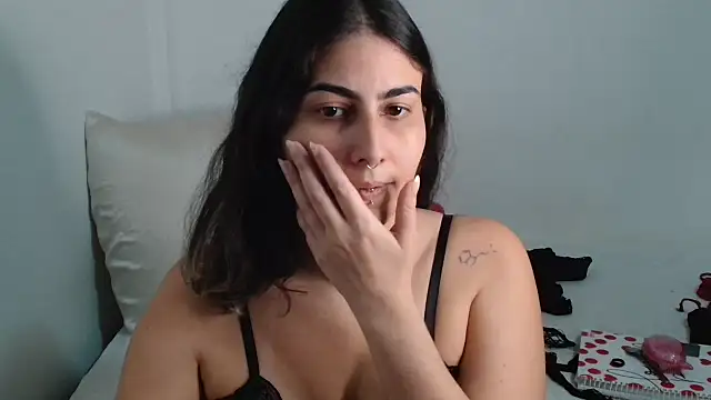 Snapshot of ApenasLys chatting on 10/15/25, 03:12 ApenasLys online show from 10/15/25, 03:12