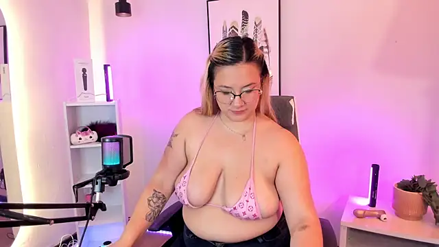 Snapshot of hollie_joliie chatting on 03/03/26, 12:33 hollie joliie online show from 03/03/26, 12:33