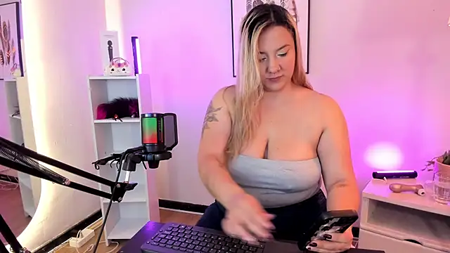 Snapshot of hollie_joliie chatting on 03/16/26, 11:58 hollie joliie online show from 03/16/26, 11:58