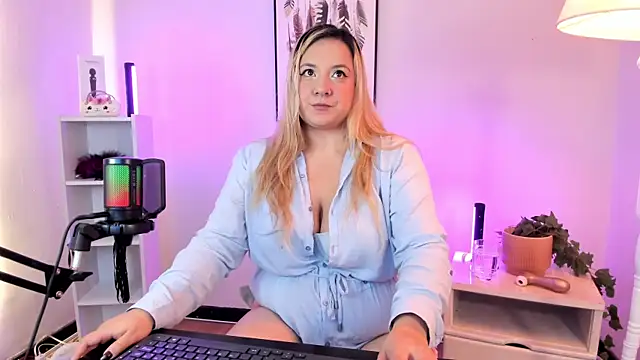 Snapshot of hollie_joliie chatting on 03/20/26, 11:59 hollie joliie online show from 03/20/26, 11:59