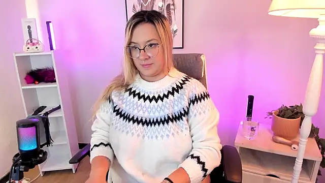 Snapshot of hollie_joliie chatting on 03/26/26, 12:11 hollie joliie online show from 03/26/26, 12:11