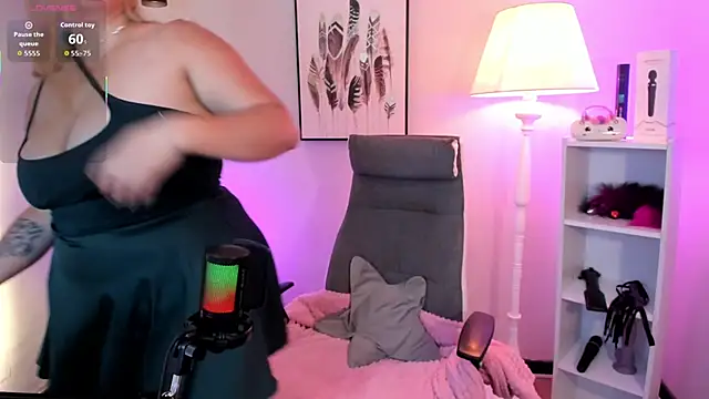 Snapshot of hollie_joliie chatting on 03/28/26, 12:05 hollie joliie online show from 03/28/26, 12:05