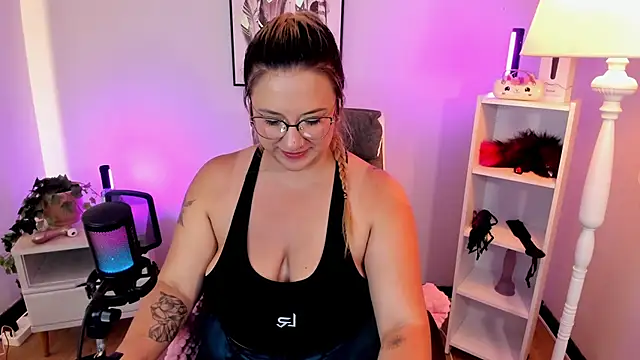 Snapshot of hollie_joliie chatting on 03/29/26, 02:39 hollie joliie online show from 03/29/26, 02:39