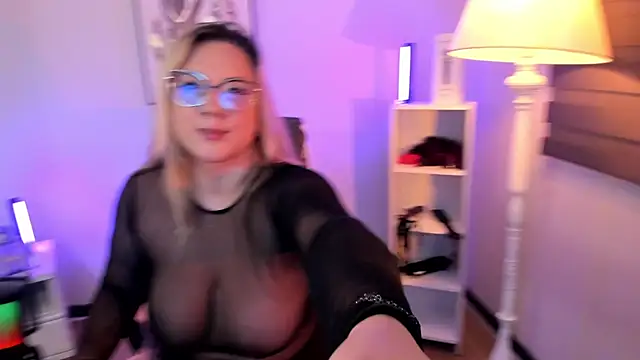 Snapshot of hollie_joliie chatting on 04/01/26, 12:17 hollie joliie online show from 04/01/26, 12:17