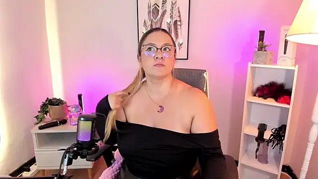 Snapshot of hollie_joliie chatting on 04/08/26, 12:05 hollie joliie online show from 04/08/26, 12:05