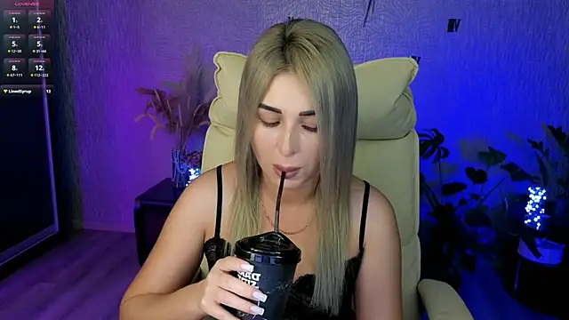 Snapshot of NikkiiStill chatting on 06/18/26, 12:33 NikkiiStill online show from 06/18/26, 12:33