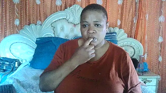 Snapshot of BUSTY_QUEEEN chatting on 10/18/25, 12:39 BUSTY QUEEEN online show from 10/18/25, 12:39