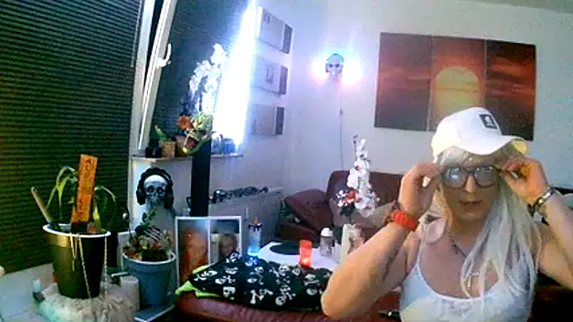 hellgirl1980 online show from 11/28/25, 09:50