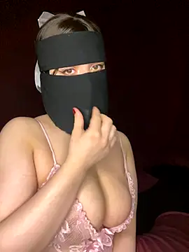 Snapshot of RooVaaN-Xx chatting on 10/29/25, 05:25 RooVaaN-Xx online show from 10/29/25, 05:25