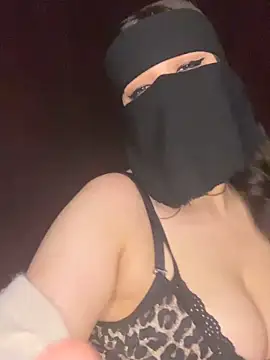 Snapshot of RooVaaN-Xx chatting on 12/18/25, 01:33 RooVaaN-Xx online show from 12/18/25, 01:33