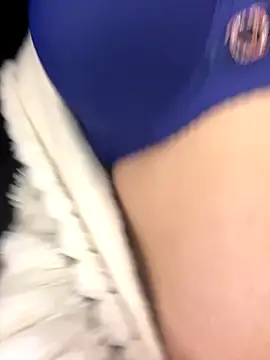 Snapshot of RooVaaN-Xx chatting on 12/19/25, 11:01 RooVaaN-Xx online show from 12/19/25, 11:01