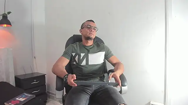 Snapshot of johan_miller0 chatting on 11/22/25, 12:48 johan miller0 online show from 11/22/25, 12:48