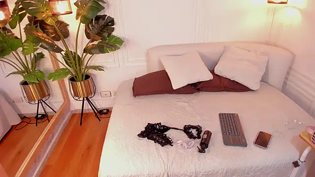 Dafne Hillss online show from 12/18/25, 11:49