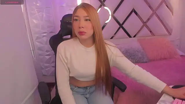 Issa Moon  online show from 10/01/25, 02:12