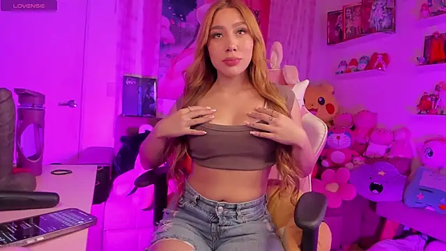 Snapshot of Issa_Moon_ chatting on 10/30/25, 12:23 Issa Moon online show from 10/30/25, 12:23