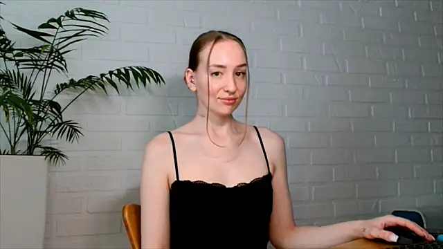 Snapshot of WhitePrincessLuna chatting on 06/18/26, 02:32 WhitePrincessLuna online show from 06/18/26, 02:32