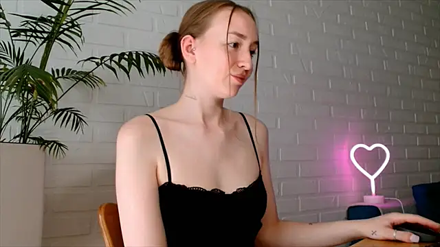 Snapshot of WhitePrincessLuna chatting on 07/06/26, 12:35 WhitePrincessLuna online show from 07/06/26, 12:35