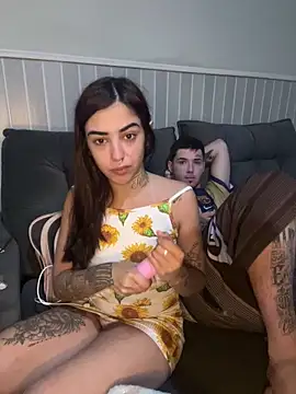 Snapshot of Bbzinha_18 chatting on 11/04/25, 04:00 Bbzinha 18 online show from 11/04/25, 04:00