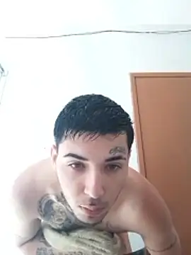 Snapshot of Bbzinha_18 chatting on 11/14/25, 05:44 Bbzinha 18 online show from 11/14/25, 05:44