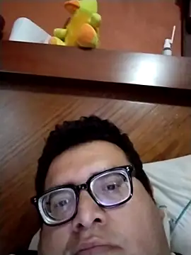 Snapshot of Santiagoqro85 chatting on 10/25/25, 02:24 Santiagoqro85 online show from 10/25/25, 02:24