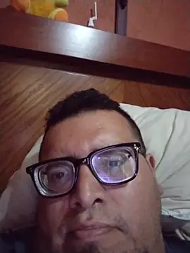 Snapshot of Santiagoqro85 chatting on 11/27/25, 01:07 Santiagoqro85 online show from 11/27/25, 01:07