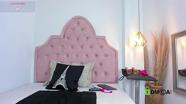 Snapshot of Caroline_daring chatting on 06/30/26, 01:12 Caroline daring online show from 06/30/26, 01:12