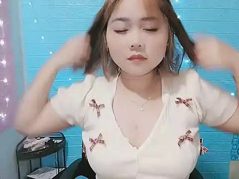 Snapshot of Nhan7868 chatting on 10/14/25, 02:07 Nhan7868 online show from 10/14/25, 02:07